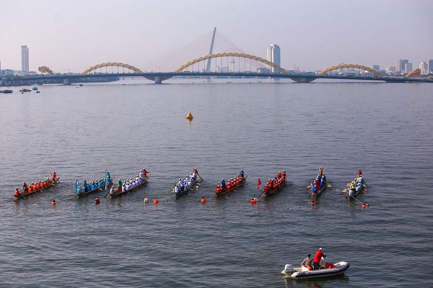 Hàng nghìn người đội nắng cổ vũ đua thuyền mừng Quốc khánh 2/9 tại Đà Nẵng - Ảnh 1.
