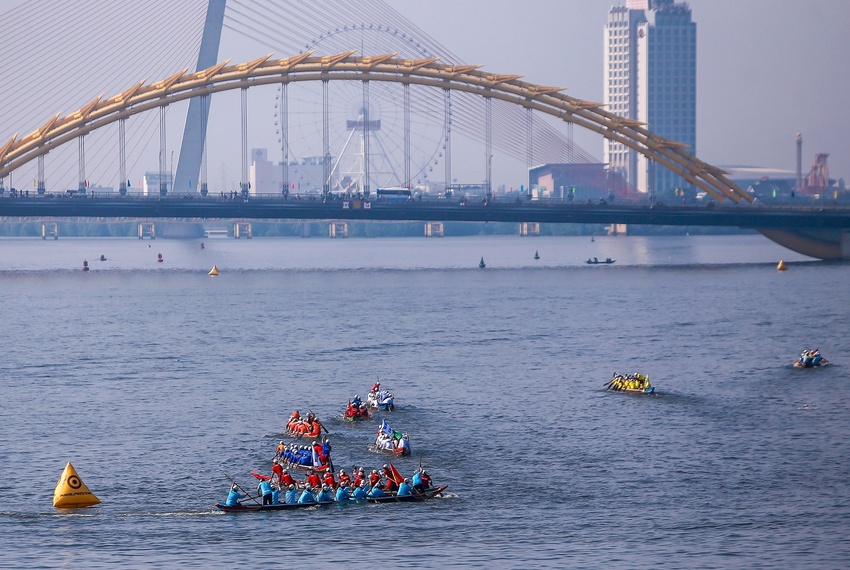 Hàng nghìn người đội nắng cổ vũ đua thuyền mừng Quốc khánh 2/9 tại Đà Nẵng - Ảnh 9.