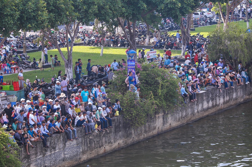 Hàng nghìn người đội nắng cổ vũ đua thuyền mừng Quốc khánh 2/9 tại Đà Nẵng - Ảnh 5.