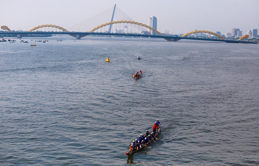 Hàng nghìn người đội nắng cổ vũ đua thuyền mừng Quốc khánh 2/9 tại Đà Nẵng - Ảnh 19.