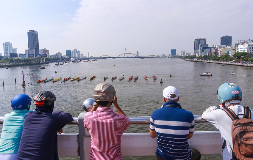 Hàng nghìn người đội nắng cổ vũ đua thuyền mừng Quốc khánh 2/9 tại Đà Nẵng - Ảnh 4.