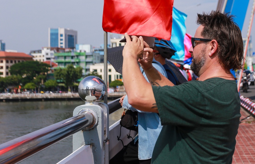 Hàng nghìn người đội nắng cổ vũ đua thuyền mừng Quốc khánh 2/9 tại Đà Nẵng - Ảnh 16.