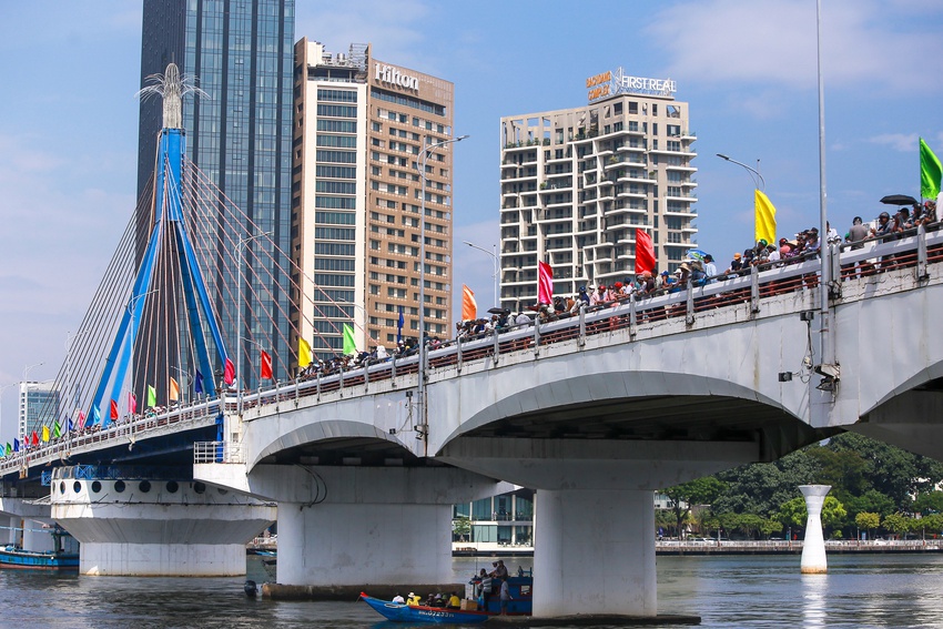 Hàng nghìn người đội nắng cổ vũ đua thuyền mừng Quốc khánh 2/9 tại Đà Nẵng - Ảnh 6.