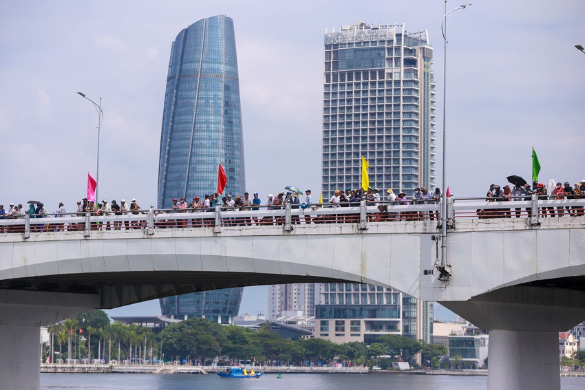 Hàng nghìn người đội nắng cổ vũ đua thuyền mừng Quốc khánh 2/9 tại Đà Nẵng - Ảnh 18.