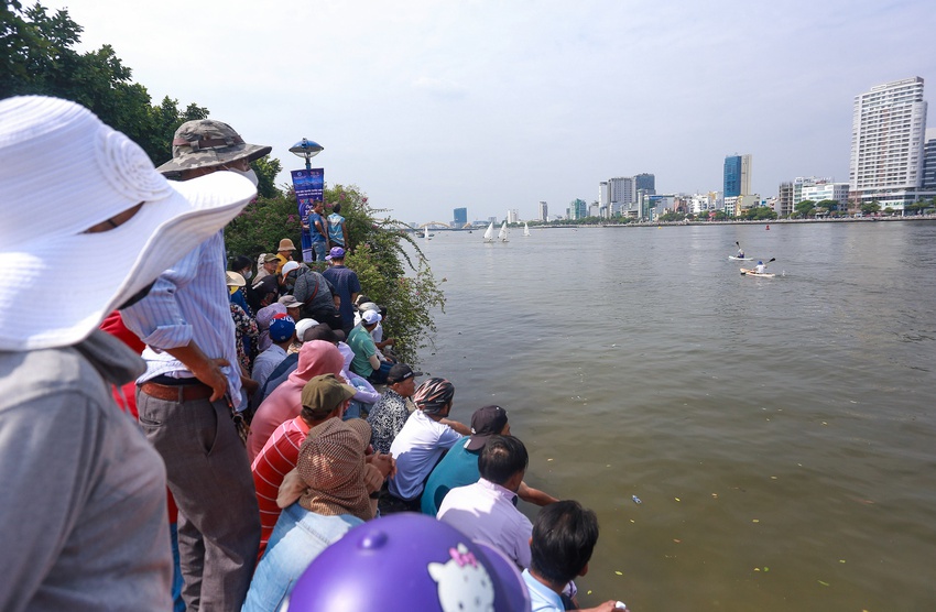 Hàng nghìn người đội nắng cổ vũ đua thuyền mừng Quốc khánh 2/9 tại Đà Nẵng - Ảnh 17.
