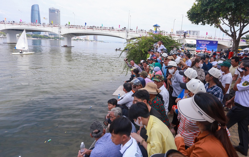 Hàng nghìn người đội nắng cổ vũ đua thuyền mừng Quốc khánh 2/9 tại Đà Nẵng - Ảnh 2.