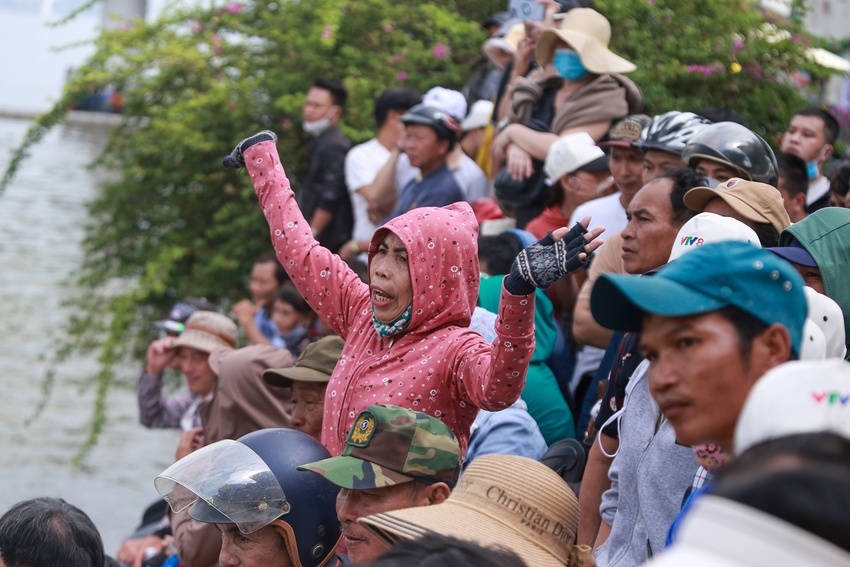 Hàng nghìn người đội nắng cổ vũ đua thuyền mừng Quốc khánh 2/9 tại Đà Nẵng - Ảnh 11.