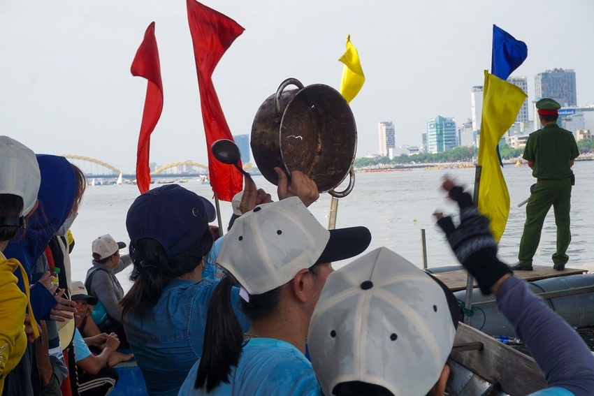 Hàng nghìn người đội nắng cổ vũ đua thuyền mừng Quốc khánh 2/9 tại Đà Nẵng - Ảnh 12.