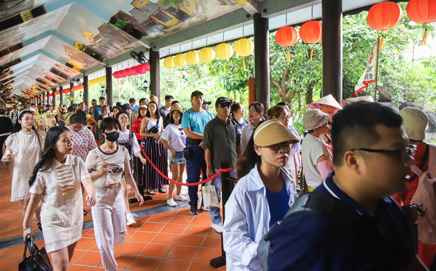 Các bãi biển, khu du lịch ở Đà Nẵng đông kín khách ngày Quốc khánh - Ảnh 4.