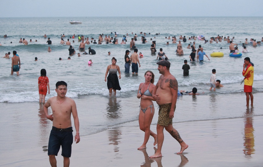 Các bãi biển, khu du lịch ở Đà Nẵng đông kín khách ngày Quốc khánh - Ảnh 3.