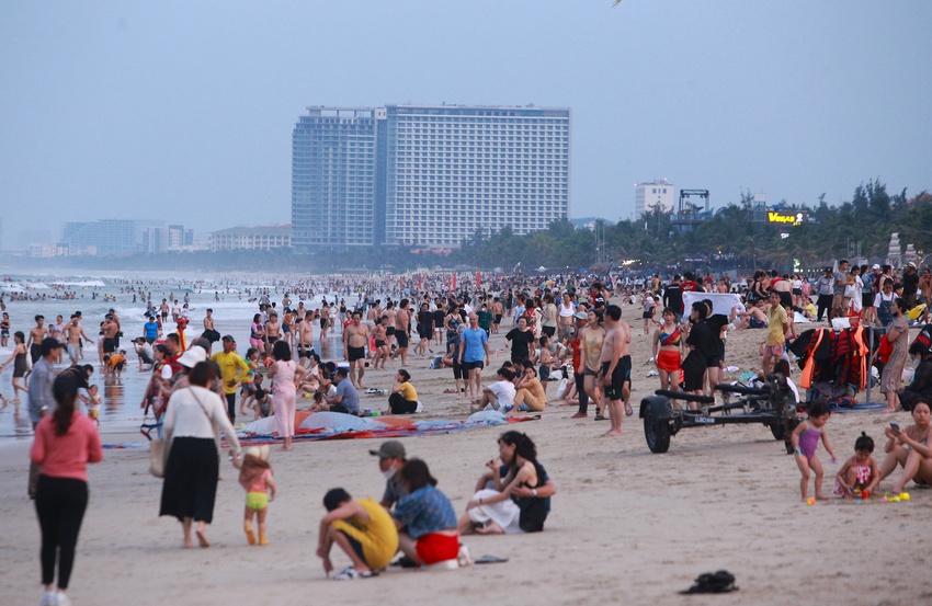 Các bãi biển, khu du lịch ở Đà Nẵng đông kín khách ngày Quốc khánh - Ảnh 2.