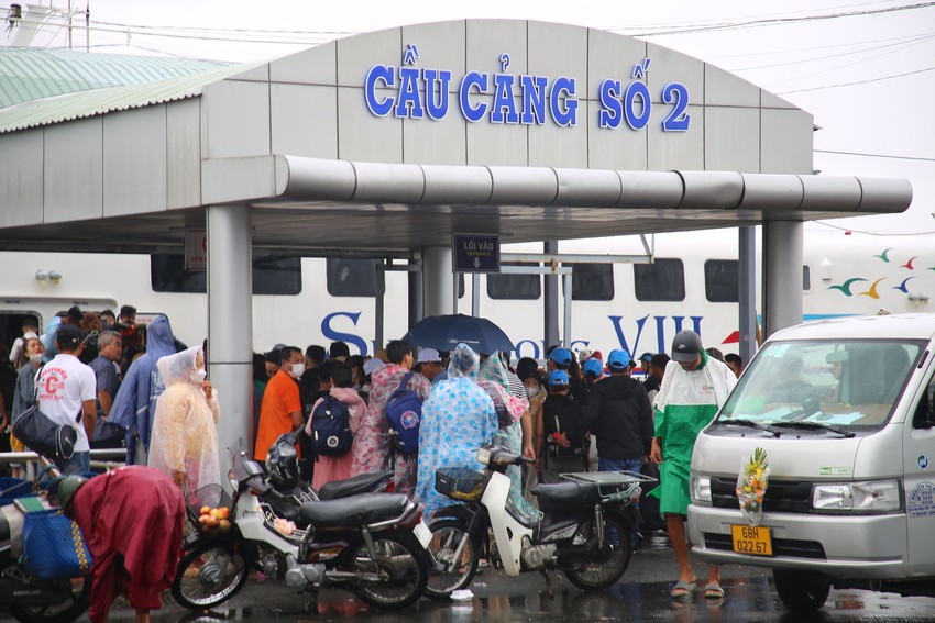 T&agrave;u đi Ph&uacute; Quốc, Nam Du tạm ngừng hoạt động, h&agrave;ng trăm h&agrave;nh kh&aacute;ch ch&ocirc;n ch&acirc;n tại bến cảng - Ảnh 5.