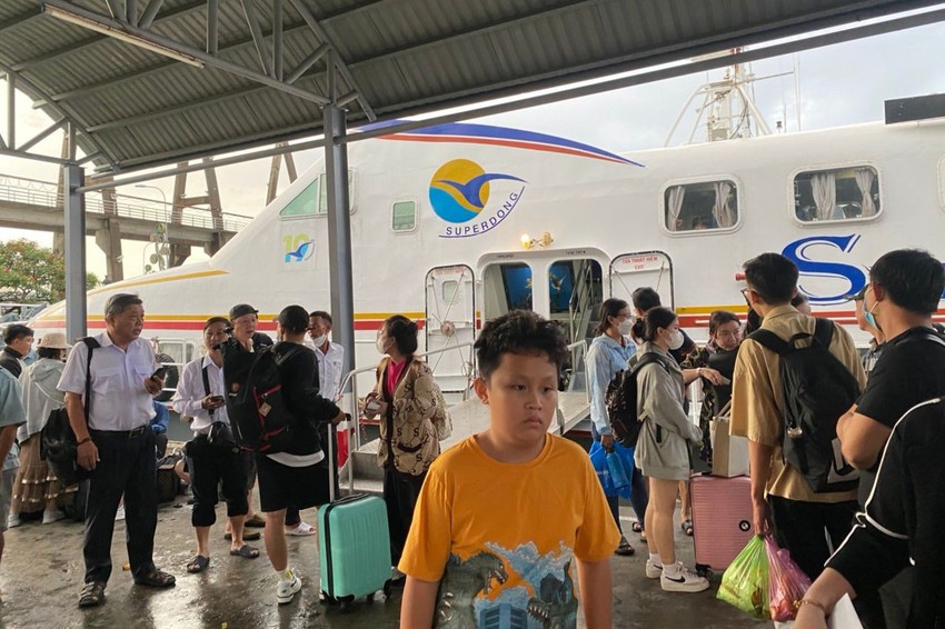 Tàu đi Phú Quốc, Nam Du tạm ngừng hoạt động, hàng trăm hành khách chôn chân tại bến cảng - Ảnh 2.
