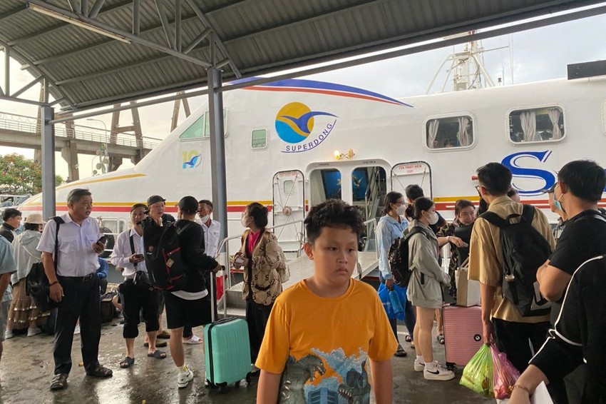 T&agrave;u đi Ph&uacute; Quốc, Nam Du tạm ngừng hoạt động, h&agrave;ng trăm h&agrave;nh kh&aacute;ch ch&ocirc;n ch&acirc;n tại bến cảng - Ảnh 2.