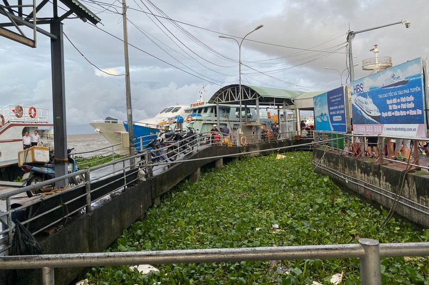 T&agrave;u đi Ph&uacute; Quốc, Nam Du tạm ngừng hoạt động, h&agrave;ng trăm h&agrave;nh kh&aacute;ch ch&ocirc;n ch&acirc;n tại bến cảng - Ảnh 1.