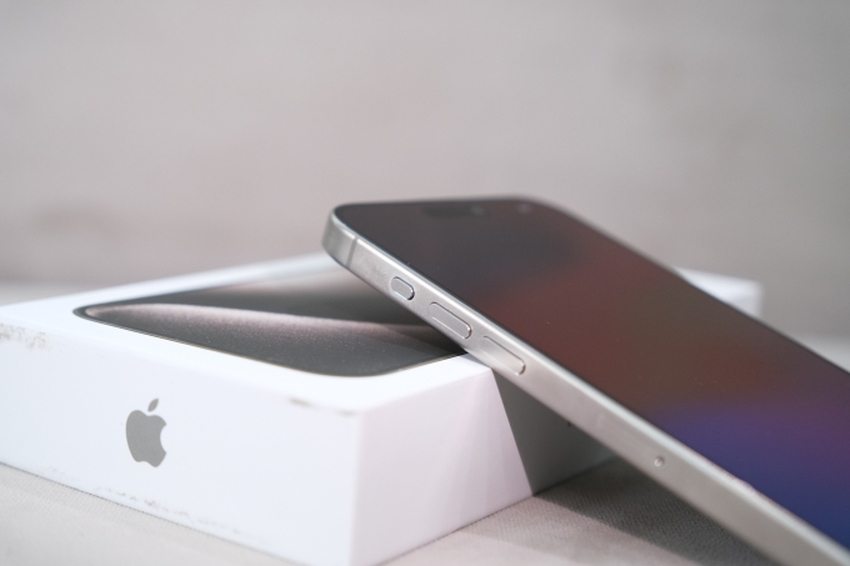 Cận cảnh iPhone 15 Pro Max đầu tiên cập bến Việt Nam: Giá lên đến 70 triệu đồng nhưng nhiều người vẫn không tiếc tiền mua! - Ảnh 6.