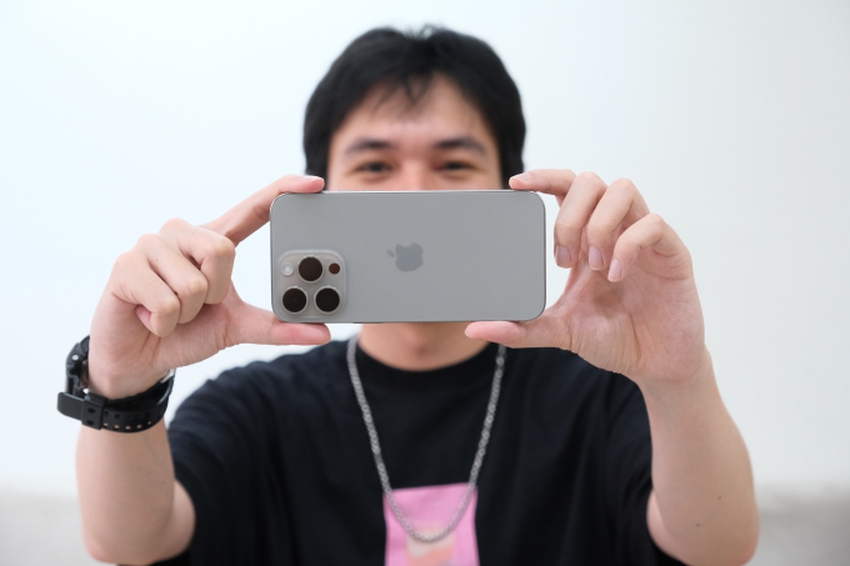 Cận cảnh iPhone 15 Pro Max đầu tiên cập bến Việt Nam: Giá lên đến 70 triệu đồng nhưng nhiều người vẫn không tiếc tiền mua! - Ảnh 12.