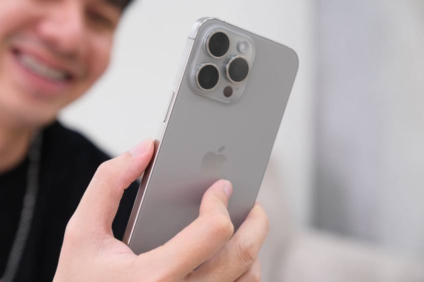 Cận cảnh iPhone 15 Pro Max đầu tiên cập bến Việt Nam: Giá lên đến 70 triệu đồng nhưng nhiều người vẫn không tiếc tiền mua! - Ảnh 10.