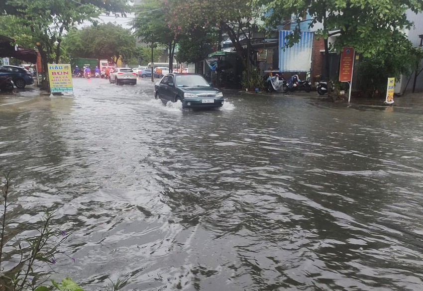 Đ&agrave; Nẵng mưa trắng trời, phố biến th&agrave;nh s&ocirc;ng, h&agrave;ng loạt phương tiện bị chết m&aacute;y - Ảnh 17.