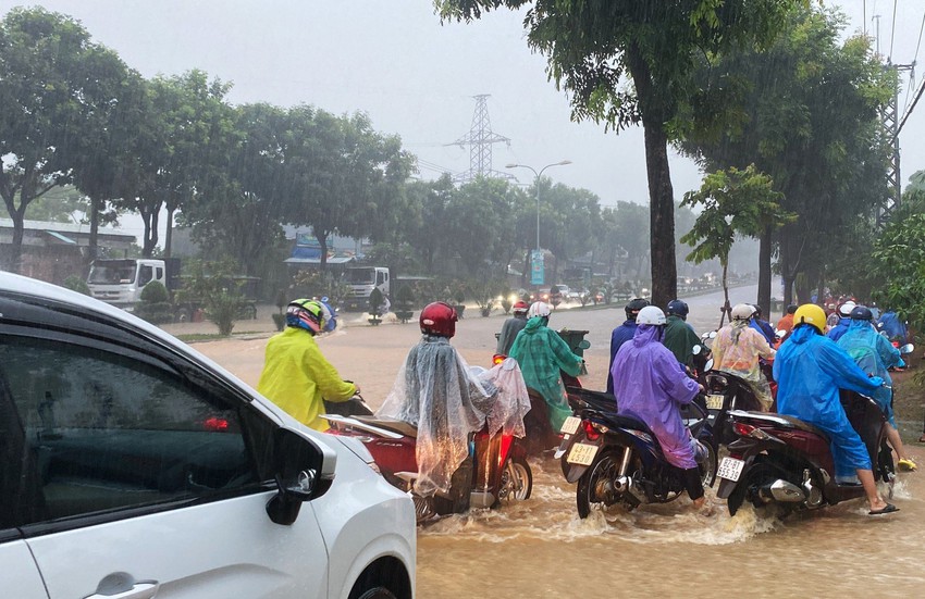 Đ&agrave; Nẵng mưa trắng trời, phố biến th&agrave;nh s&ocirc;ng, h&agrave;ng loạt phương tiện bị chết m&aacute;y - Ảnh 4.