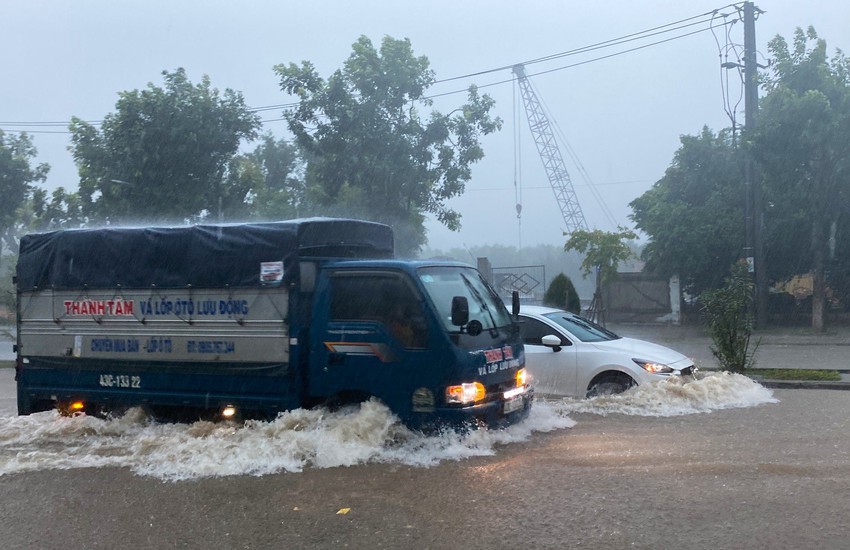 Đ&agrave; Nẵng mưa trắng trời, phố biến th&agrave;nh s&ocirc;ng, h&agrave;ng loạt phương tiện bị chết m&aacute;y - Ảnh 2.