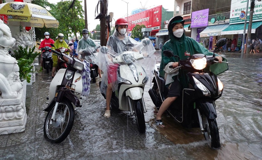 Đ&agrave; Nẵng mưa trắng trời, phố biến th&agrave;nh s&ocirc;ng, h&agrave;ng loạt phương tiện bị chết m&aacute;y - Ảnh 12.