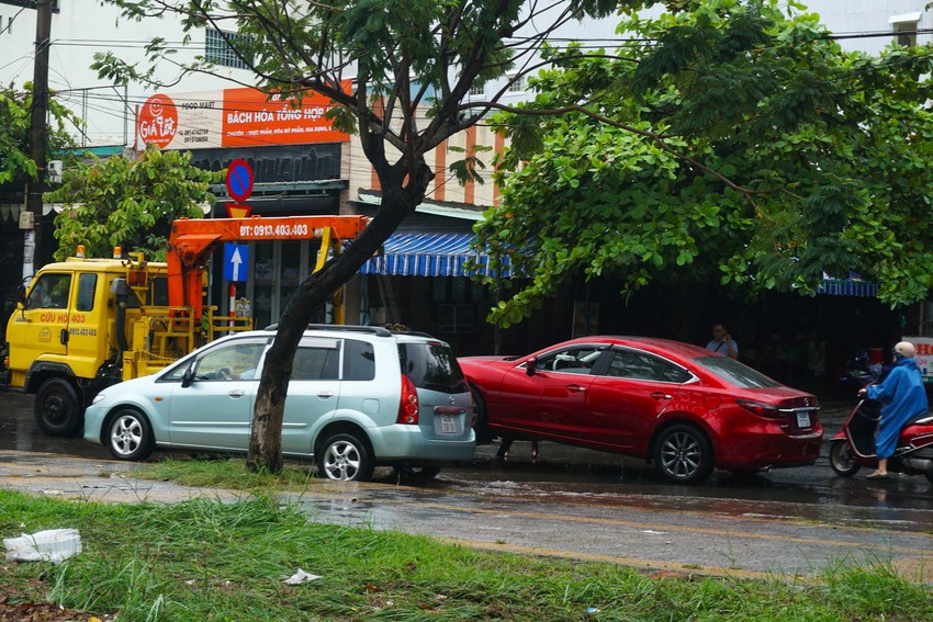Đ&agrave; Nẵng mưa trắng trời, phố biến th&agrave;nh s&ocirc;ng, h&agrave;ng loạt phương tiện bị chết m&aacute;y - Ảnh 11.