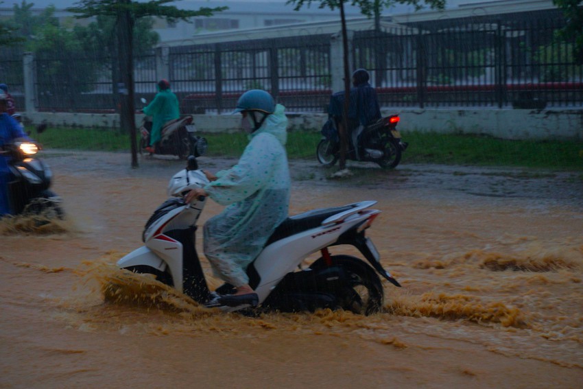 Đ&agrave; Nẵng mưa trắng trời, phố biến th&agrave;nh s&ocirc;ng, h&agrave;ng loạt phương tiện bị chết m&aacute;y - Ảnh 5.