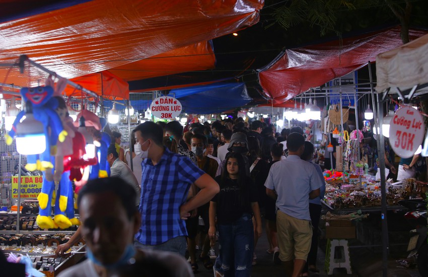 Hung hãn đuổi du khách, người giữ xe chợ đêm ở Đà Nẵng bị phạt tiền - Ảnh 1.