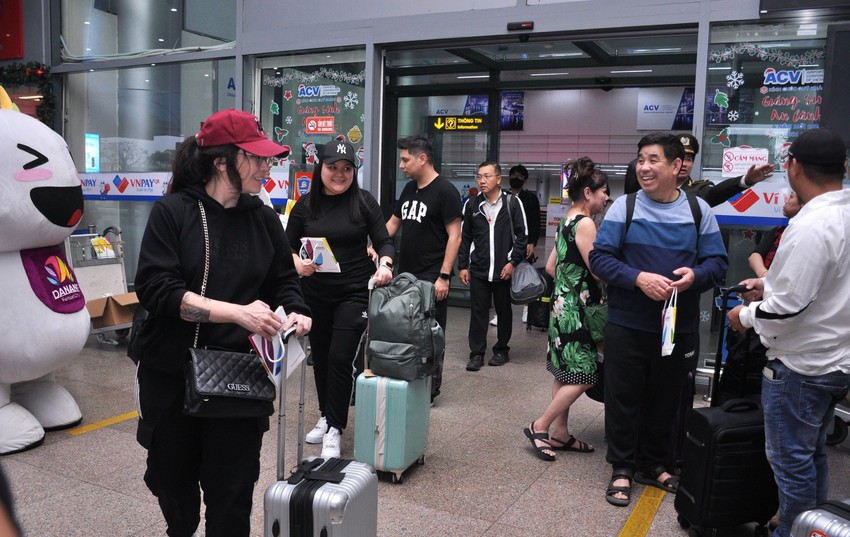 Hơn 15.000 du khách xông đất Đà Nẵng ngày đầu năm mới qua đường hàng không - Ảnh 2.