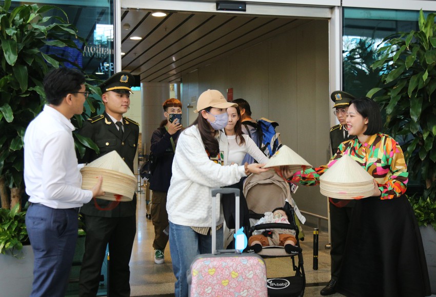 Hơn 15.000 du khách xông đất Đà Nẵng ngày đầu năm mới qua đường hàng không - Ảnh 5.