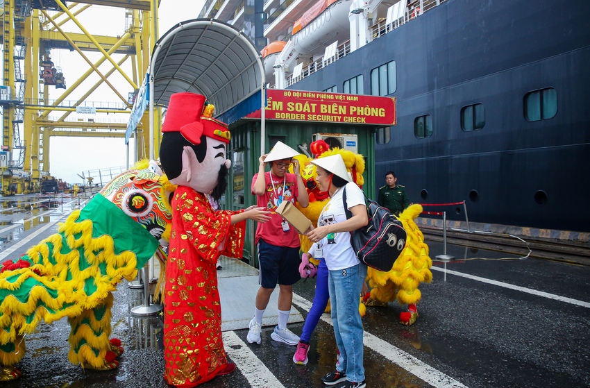 Cận cảnh siêu du thuyền đưa 2.000 du khách đại gia xông đất Đà Nẵng đầu năm mới - Ảnh 8.