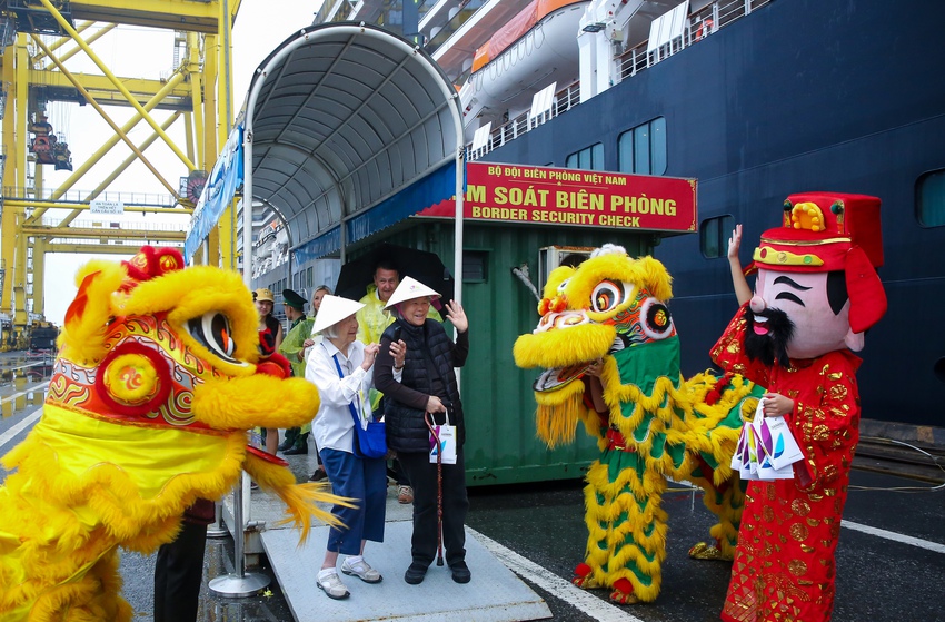 Cận cảnh siêu du thuyền đưa 2.000 du khách đại gia xông đất Đà Nẵng đầu năm mới - Ảnh 4.