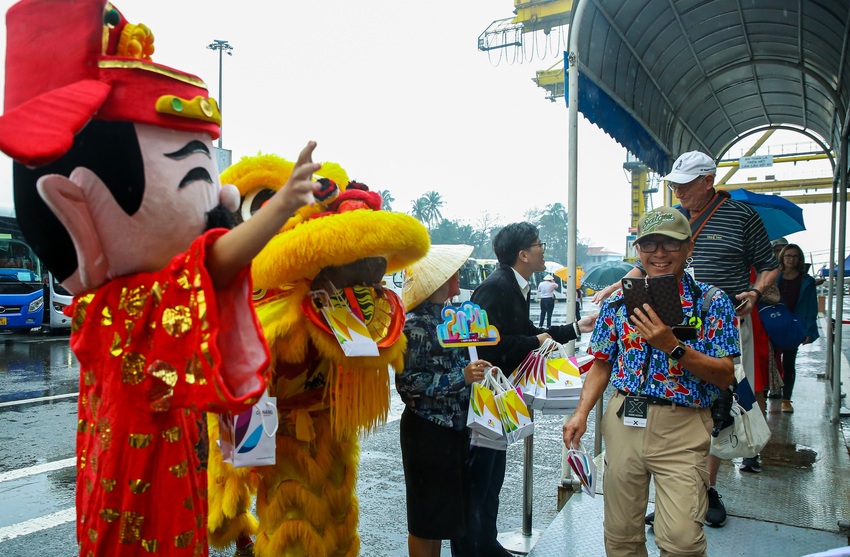 Cận cảnh siêu du thuyền đưa 2.000 du khách đại gia xông đất Đà Nẵng đầu năm mới - Ảnh 6.