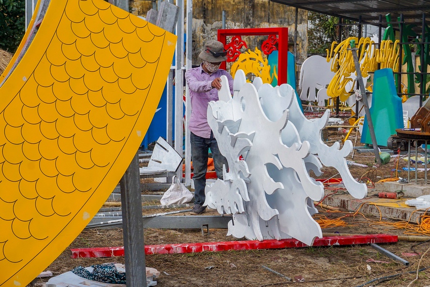 Bên trong xưởng chế tác linh vật rồng khổng lồ cho đường hoa Tết ở Đà Nẵng - Ảnh 9.