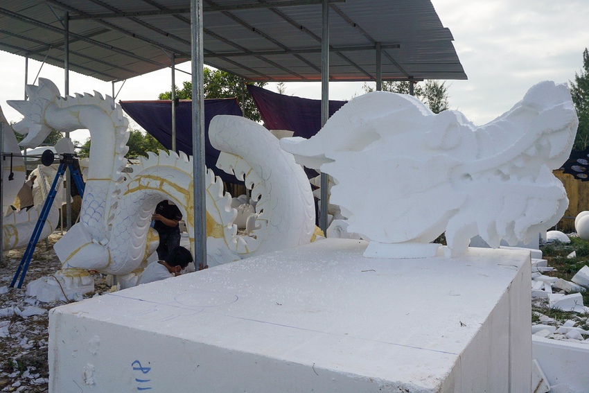 Bên trong xưởng chế tác linh vật rồng khổng lồ cho đường hoa Tết ở Đà Nẵng - Ảnh 3.