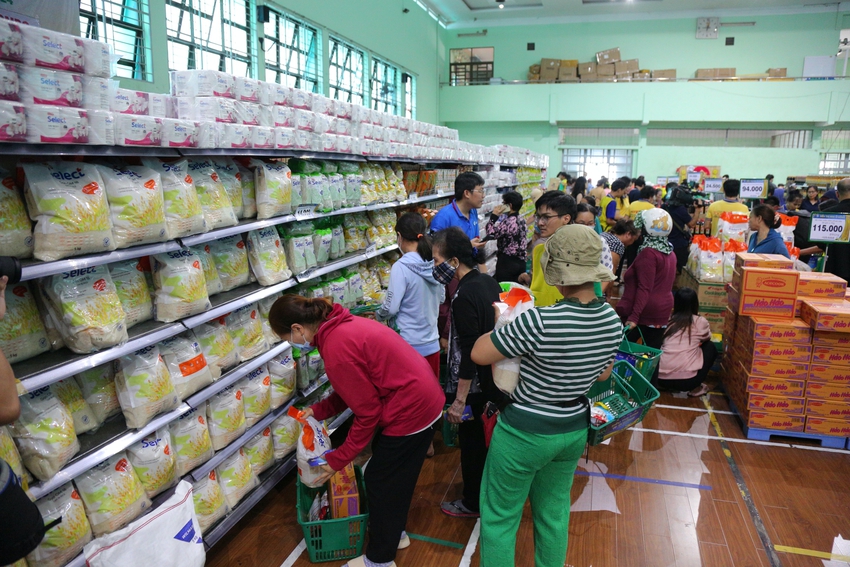 Hàng trăm người dân TP.HCM nô nức đi mua sắm Tết miễn phí tại “Siêu thị mini 0 đồng” - Ảnh 2.