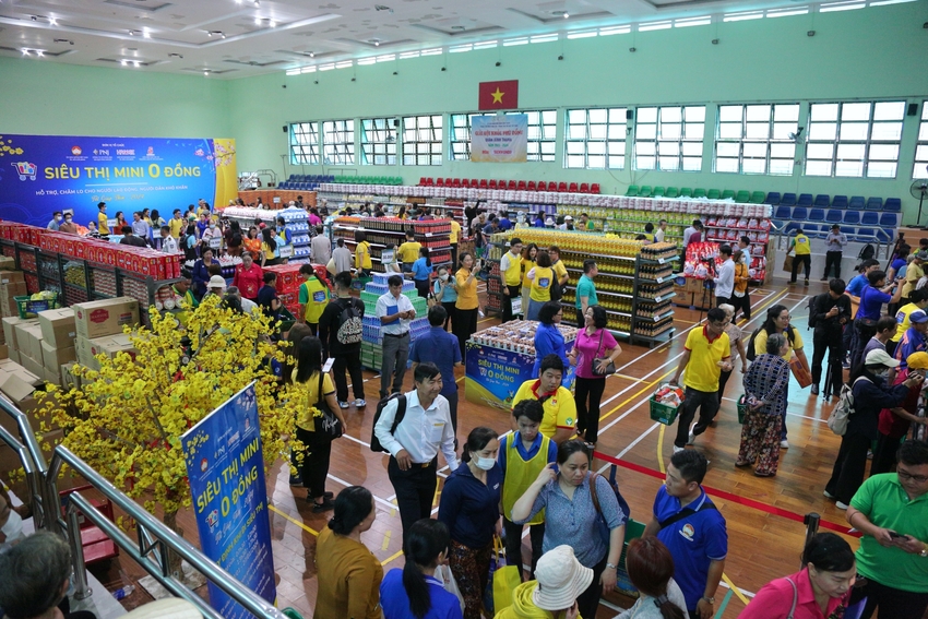 Hàng trăm người dân TP.HCM nô nức đi mua sắm Tết miễn phí tại “Siêu thị mini 0 đồng” - Ảnh 1.