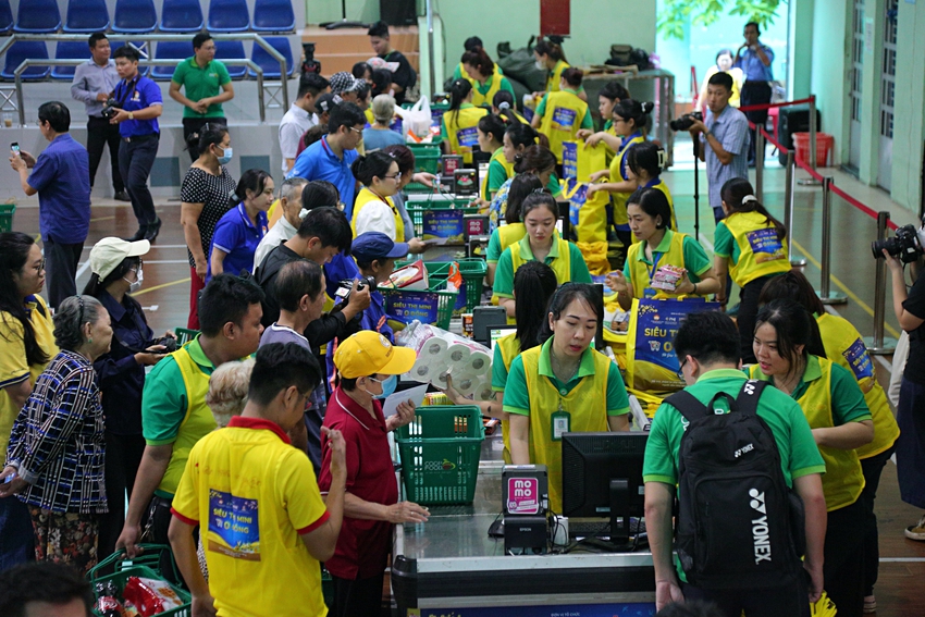 Hàng trăm người dân TP.HCM nô nức đi mua sắm Tết miễn phí tại “Siêu thị mini 0 đồng” - Ảnh 15.