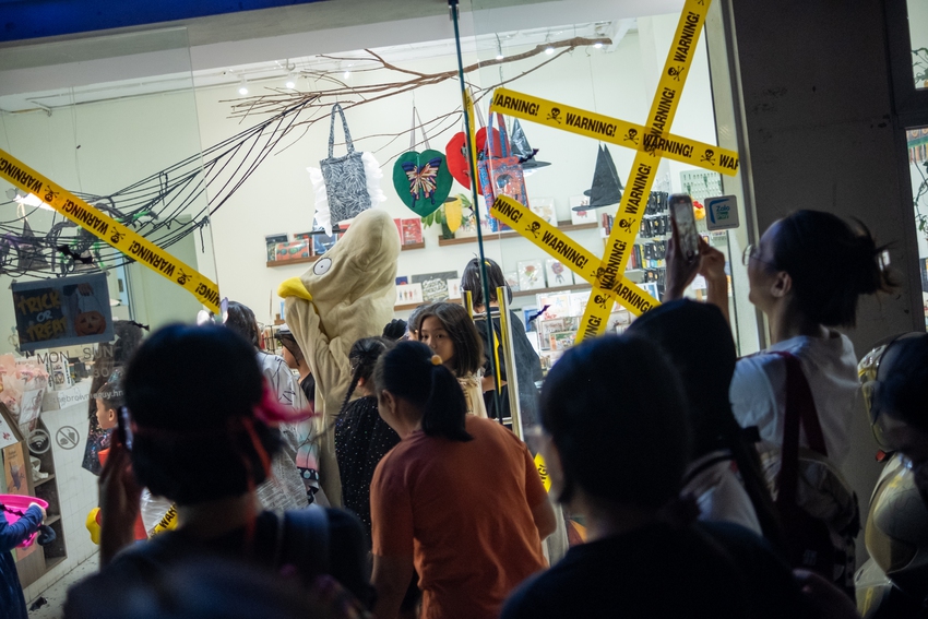 Ảnh: Kh&ocirc;ng kh&iacute; Halloween len lỏi trong những ng&otilde; nhỏ ở H&agrave; Nội khiến nhiều người "lạnh g&aacute;y"- Ảnh 14.