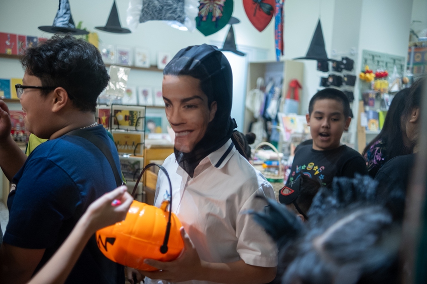 Ảnh: Kh&ocirc;ng kh&iacute; Halloween len lỏi trong những ng&otilde; nhỏ ở H&agrave; Nội khiến nhiều người "lạnh g&aacute;y"- Ảnh 13.