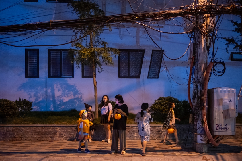 Ảnh: Không khí Halloween len lỏi trong những ngõ nhỏ ở Hà Nội khiến nhiều người "lạnh gáy"- Ảnh 4.