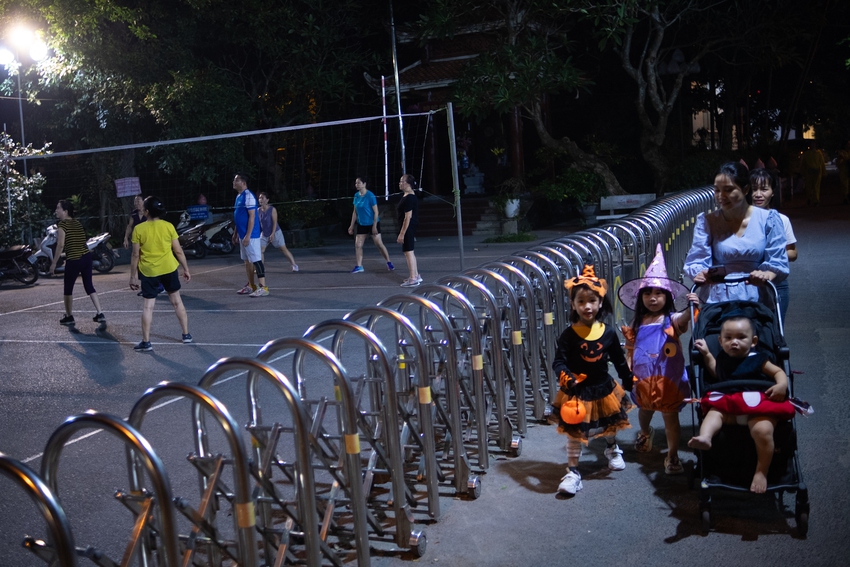 Ảnh: Không khí Halloween len lỏi trong những ngõ nhỏ ở Hà Nội khiến nhiều người "lạnh gáy"- Ảnh 5.