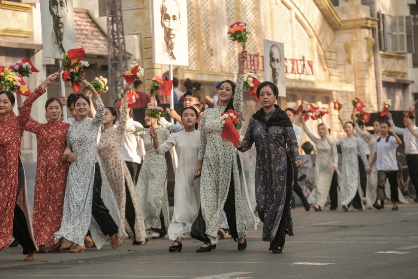 Hà Nội sáng nay: Hàng ngàn người diễu hành tái hiện thời khắc Thủ đô rợp cờ hoa đón đoàn quân giải phóng 70 năm trước- Ảnh 11.