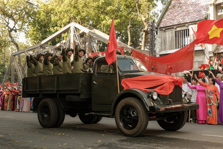 Hà Nội sáng nay: Hàng ngàn người diễu hành tái hiện thời khắc Thủ đô rợp cờ hoa đón đoàn quân giải phóng 70 năm trước- Ảnh 2.