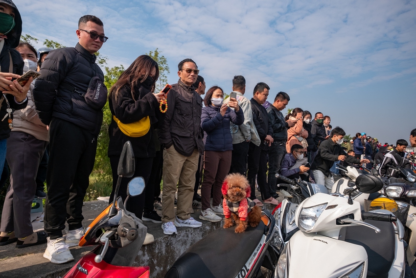 Người dân thủ đô trầm trồ chiêm ngưỡng màn biểu diễn mãn nhãn trên bầu trời Hà Nội trong lễ khai mạc Triển lãm Quốc phòng quốc tế Việt Nam 2024- Ảnh 7.