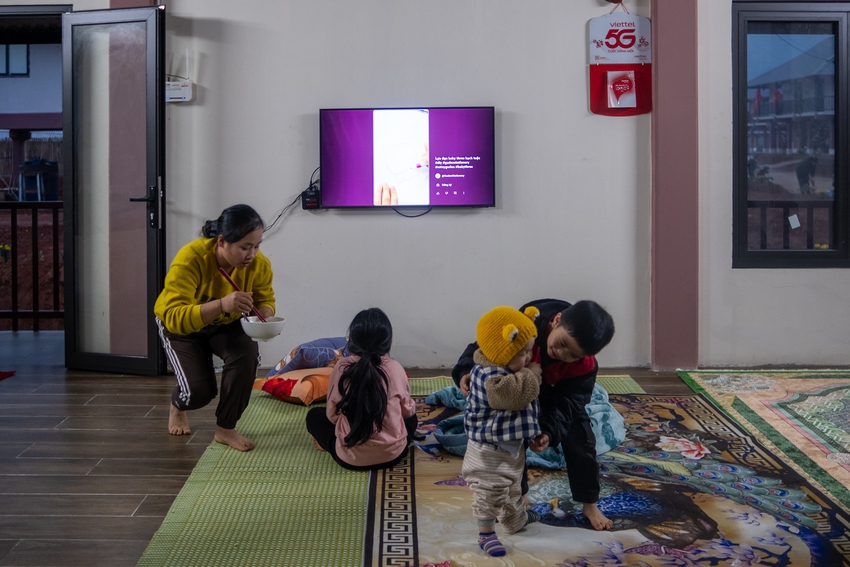 Đêm ở Làng Nủ trước ngày khánh thành khu tái định cư: "Gần như nhà nào ông trời cũng để lại một người còn sống đấy chú à..."- Ảnh 13.