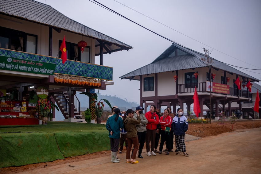 Làng Nủ sáng nay: Vui ngày "hồi sinh", bà con nô nức dậy từ sớm để về nhà mới- Ảnh 8.