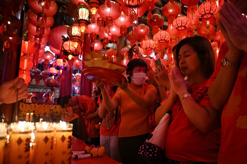 Chùm ảnh: Hàng triệu người khắp châu Á cùng nhau đón năm mới Giáp Thìn, mọi nẻo đường trang hoàng rực rỡ đầy ấn tượng - Ảnh 1.