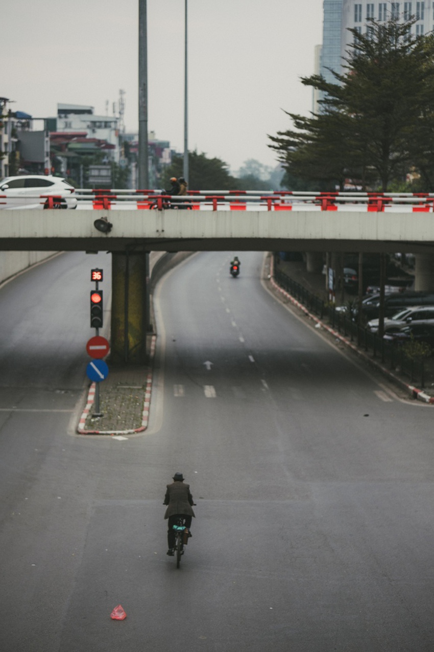 H&agrave; Nội s&aacute;ng sớm đầu ti&ecirc;n năm Gi&aacute;p Th&igrave;n: Vắng vẻ lạ thường m&agrave; sao đẹp v&agrave; y&ecirc;u đến thế! - Ảnh 2.